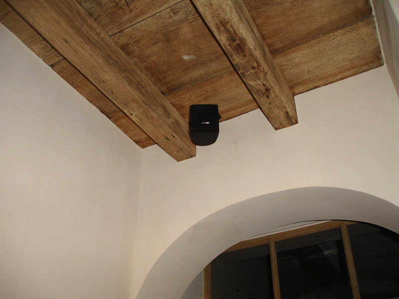 Bose acoustimass aan plafond